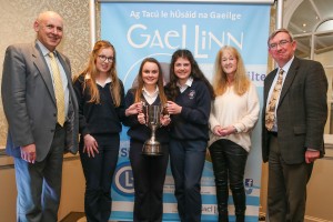 Curaidh na hÉireann!  Foireann Coláiste Chroí Mhuire, An Spidéal  a bhuaigh an comórtas díospóireachta Uí Chadhain / Gael Linn i gcraobh na sinsear. Sa phictiúr chomh maith tá a múinteoir, Tríona Ní Mhurchú, agus an t-aoichainteoir, an tOllamh Ciarán Ó hÓgarthaigh, Uachtarán Ollscoil na hÉireann, Gaillimh