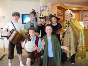 Aisteoirí óga ó Ghaelscoil Mhic Easmainn, Trá Lí,  ag baint suilt as Coirm Gael Linn in amharclann Siamsa Tíre ar an mbaile !