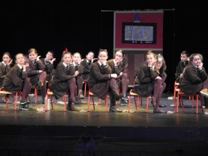 Bronnadh trí ghradam ar scoláirí Gaelscoil Eoghain Uí Thuairisc, Ceatharlach ag féile Coirm Gael Linn i Ros Mhic Thriúin  dá fheabhas a ndráma ‘Matilda’ – seo radharc as !