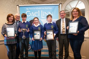 Curaidh na hÉireann!  Buaiteoirí chomórtas díospóireachta Ui Chadhain Gael Linn i gcraobh na sóisear, Pobalscoil Chorca Dhuibhne, lena múinteoirí Ciara Ní Shé, ar chlé, agus Méabh Breathnach, ar dheis. S a phictiúr chomh maith tá Pádraic Ó Ciardha, Cathaoirleach Gael Linn, ar chlé, ags an t-aoichainteoir Ciarán Ó hÓgartaigh, Uachtarán Ollscoil na hÉireann, Gaillimh