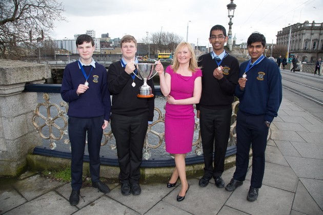 Sa phictiúr tá: Dáire Ó Broin agus Gordon Duffy, Loretta Ní Churraighín , Bainisteoir Feachtas , Calvin Davis agus Abhiram Ajith