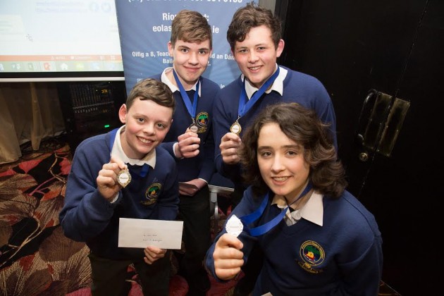 Pobalscoil Chorca Dhuibhne, Co Chiarraí, a bhain an dára háit sa chomórtas. Ó chlé: Luke Mac Diarmada, Oisín Ó Dubhagáin, Mollie Ní Loibhéad agus Eoghan Ó Muircheartaigh